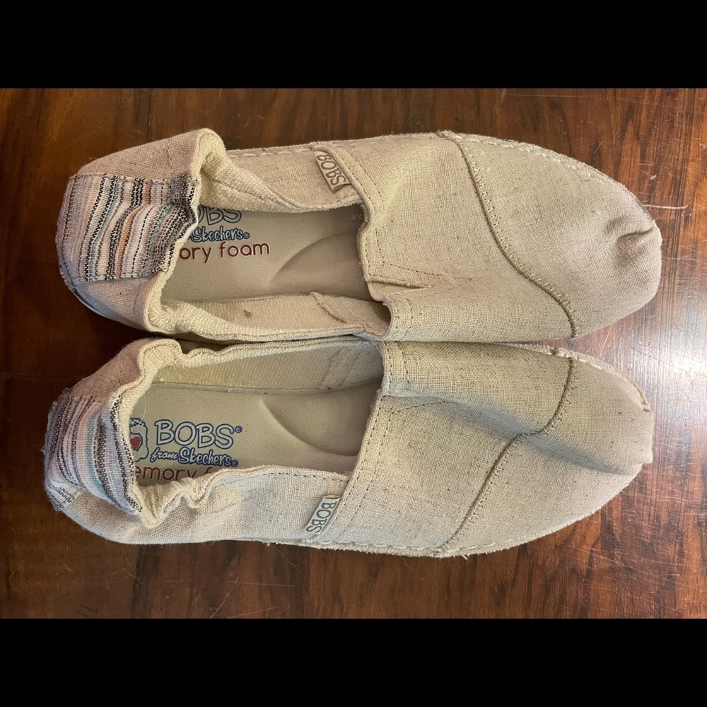 Bobs by sketchers pull on shoes